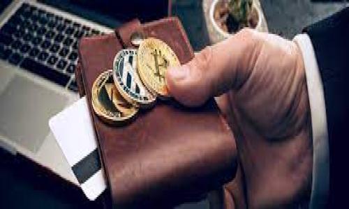 zhanghao/zhanghao
区块链, 私有链, 公有链, 联盟链/guanjianci

区块链的定义
区块链是一种去中心化的分布式账本技术，它通过一系列的区块将数据记录在链上，并通过密码学方法确保数据的安全与完整性。区块链的核心特点在于其不可篡改性、透明性和去中心化，这使其在各种应用场景中得到推广，尤其是在金融、供应链管理和数字身份等领域。

区块链的三类：公有链、私有链与联盟链
区块链按照其可访问性和控制程度的不同，通常被分为三类：公有链、私有链和联盟链。

h41. 公有链/h4
公有链是完全开放的区块链，任何人都可以参与网络，验证交易，查看所有交易记录。典型的公有链如比特币（Bitcoin）和以太坊（Ethereum）。在公有链中，没有中央控制实体，所有参与者都对区块链的数据负责。公有链的优点在于其去中心化和透明性，缺点则是处理速度相对较慢，且由于开放性可能导致安全性问题。

h42. 私有链/h4
私有链是特定组织内运行的区块链，仅限于被授权的参与者访问和操作数据。这种类型的区块链能够提供高度的隐私保护和控制，通常被用于需要严格权限管理的场景，比如企业内部数据管理或供应链透明度。私有链的交易速度通常较快，因为参与者数量有限，缺乏去中心化特征，但可以通过一定方式实现分布式信任。

h43. 联盟链/h4
联盟链介于公有链与私有链之间，通常由多个组织共同管理。联盟链的参与者是被许可的，但相较于私有链，控制权更为分散。联盟链常用于行业合作，如银行间的结算系统。联盟链能够覆盖广泛的参与者，同时又保持一定的隐私水平，是近年来较为流行的区块链类型。

可能相关的问题

h41. 公有链的优缺点是什么？/h4
公有链的优点主要体现在以下几个方面：
ul
listrong去中心化：/strong由于没有中央控制委员会，公有链能避免单点故障和权力集中带来的风险。/li
listrong透明性：/strong所有交易都能被网络中的任何人查看，这提高了信任度。/li
listrong开放性：/strong任何人都可以参与到网络中，推动了创新和不同意见的交流。/li
/ul
然而，公有链也有其劣势：
ul
listrong效率较低：/strong由于其开放性和去中心化，公有链的处理速度通常不如私有链或联盟链。/li
listrong安全性问题：/strong开放给所有人的特性可能带来攻击风险，尤其是在活跃的攻击者面前。/li
listrong能耗问题：/strong许多公有链基于工作量证明（PoW）机制，导致极高的能耗。/li
/ul

h42. 私有链适合哪些场景？/h4
私有链最适用于需要高度隐私和控制的场景。以下是几个典型使用案例：
ul
listrong企业内部数据管理：/strong在企业内部，私有链可用于跟踪物资流动、账单和支付流程等。/li
listrong医疗数据管理：/strong医疗行业需要保护患者隐私，私有链可以安全存储和共享患者的医疗信息。/li
listrong政府数据管理：/strong政府部门可利用私有链进行透明的预算管理、项目管理，从而有效防止腐败。/li
/ul

h43. 联盟链有哪些优势？/h4
联盟链的优势主要在于它结合了公有链和私有链的特点：
ul
listrong多方合作：/strong联盟链允许多个组织共同参与，形成信任网络。/li
listrong安全性：/strong由于参与者是经过许可的，联盟链在数据存储和交易方面相对安全。/li
listrong效率更高：/strong相较于公有链，这种结构可以在参与者之间更快地处理交易。/li
/ul

h44. 三种区块链的安全性比较/h4
安全性方面，三种区块链类型各有优缺点：
ul
listrong公有链：/strong由于开放性，任何人都可以参与网络验证，增加了安全性，但也暴露了潜在的攻击风险。/li
listrong私有链：/strong由于参与者有限，私有链可以通过严格权限管理来保障安全，但内部管理不当可能导致安全漏洞。/li
listrong联盟链：/strong在参与者为可信任组织的前提下，联盟链的安全性比公有链高，但相对于私有链安全性略低。/li
/ul

h45. 如何选择合适的区块链类型？/h4
选择合适的区块链类型主要应考虑以下因素：
ul
listrong使用场景：/strong根据具体需求选择，例如是需要开放透明的公有链，还是更注重隐私的私有链。/li
listrong参与者数量：/strong如果参与者较少且需要高度控制，私有链可能更合适；若涉及多个组织的合作，联盟链是可行选择。/li
listrong法律合规：/strong在某些行业，合规性要求可能会影响选择，例如金融行业通常倾向于使用私有或联盟链。/li
/ul
总结而言，区块链技术的选择应综合考虑组织需求、目标及可行性等多方面因素，以确保达到最佳效果。